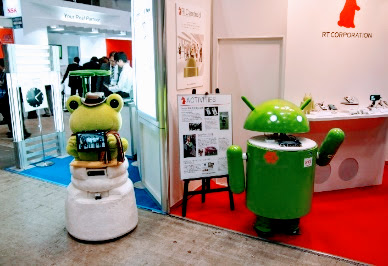 NTTデータのかえるちゃん(左)とRIC-Android
